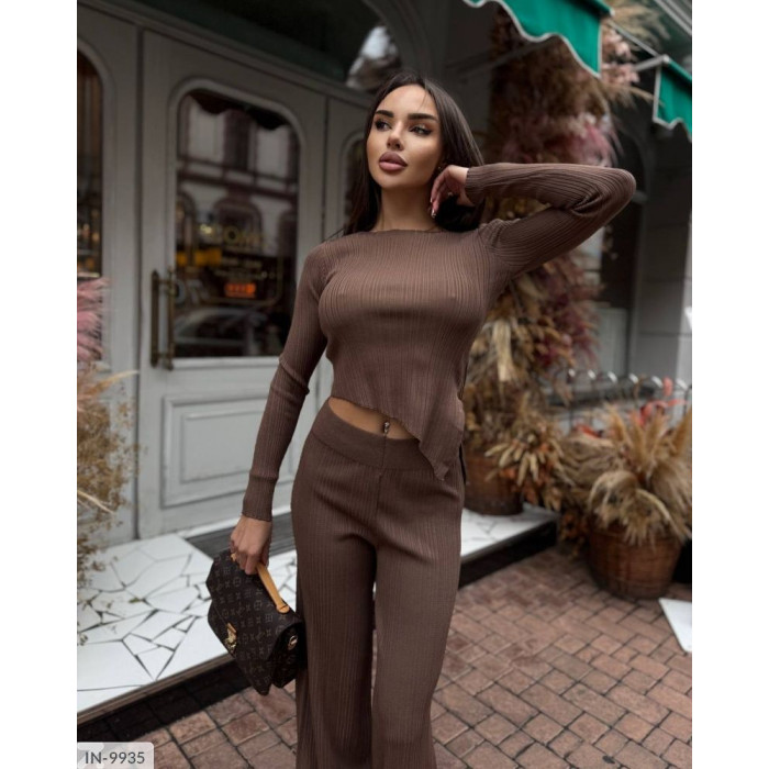 Жіночі костюми IN-9935 — сучасний дизайн і комфорт
