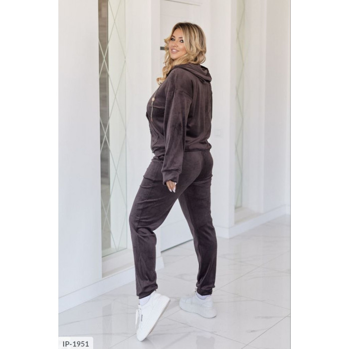 Жіночі прогулянкові костюми IP-1951 — елегантність у кожному русі