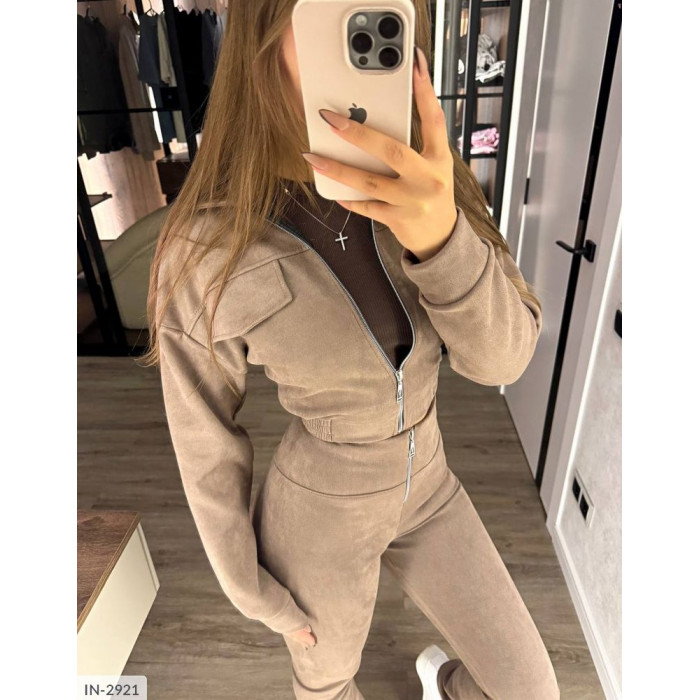 Модні костюми IN-2921 — легкість і впевненість у кожному русі