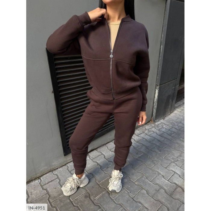 Модні костюми для спорту IN-4951 — легкість і комфорт Модні костюми для спорту IN-4951 — легкість і комфорт