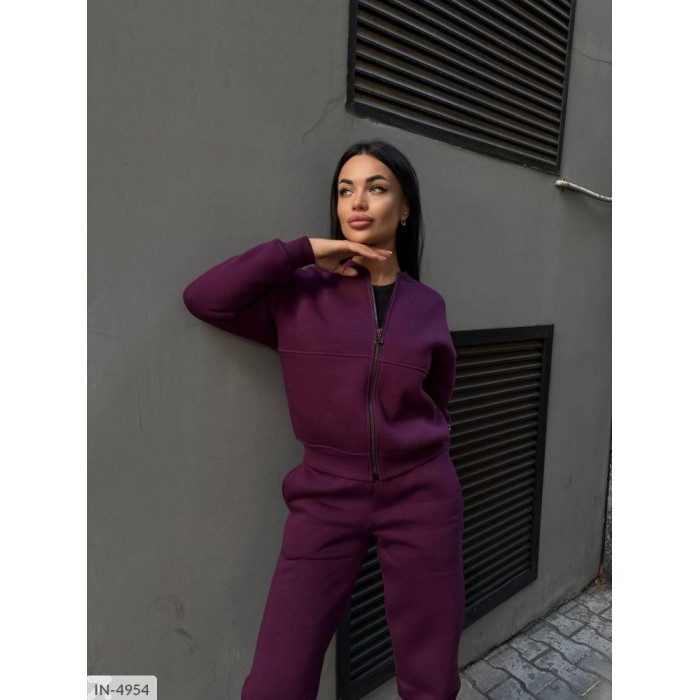 Модні костюми для спорту IN-4954 — легкість і комфорт Модні костюми для спорту IN-4954 — легкість і комфорт