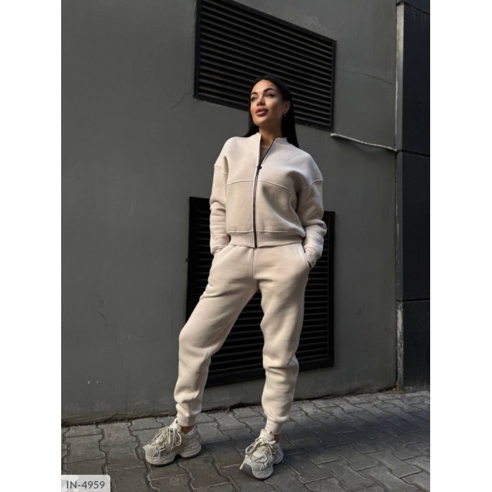 Модні костюми для спорту IN-4959 — легкість і комфорт Модні костюми для спорту IN-4959 — легкість і комфорт