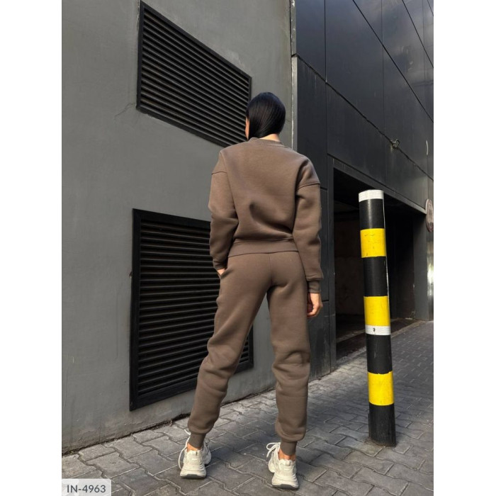 Модні костюми для спорту IN-4963 — легкість і комфорт Модні костюми для спорту IN-4963 — легкість і комфорт