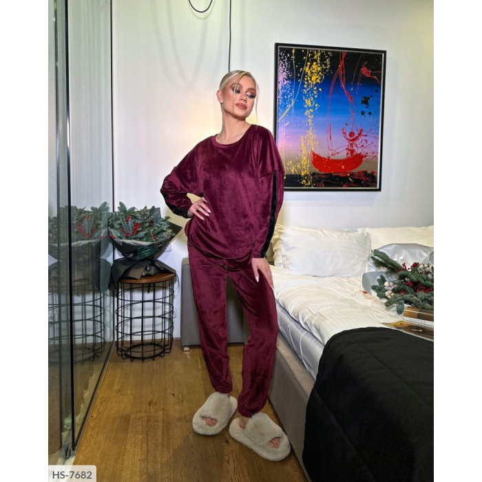 Жіночі прогулянкові костюми HS-7682 — елегантність у кожному русі