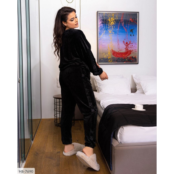 Жіночі прогулянкові костюми HS-7690 — елегантність у кожному русі