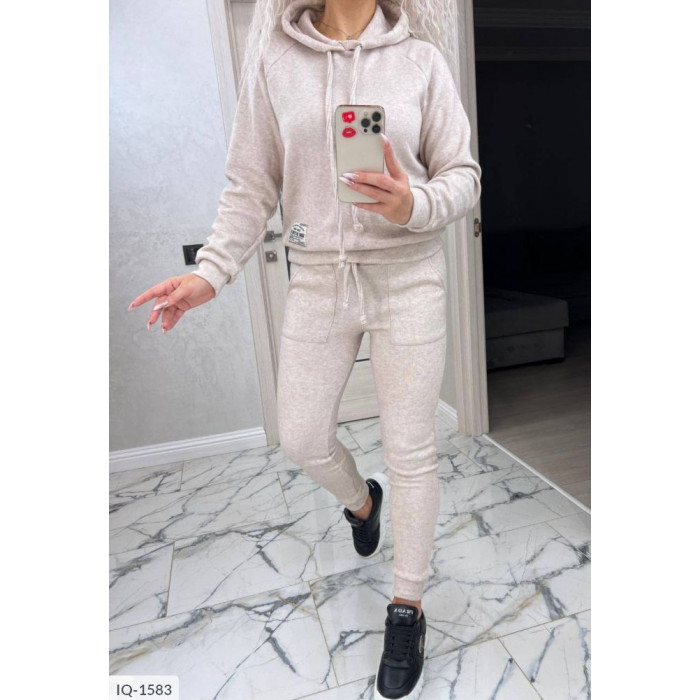 Жіночі костюми Odessa Moda IQ-1583 — стиль і впевненість