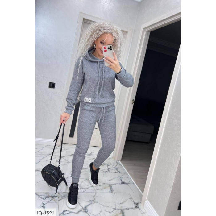 Жіночі костюми Odessa Moda IQ-1591 — стиль і впевненість