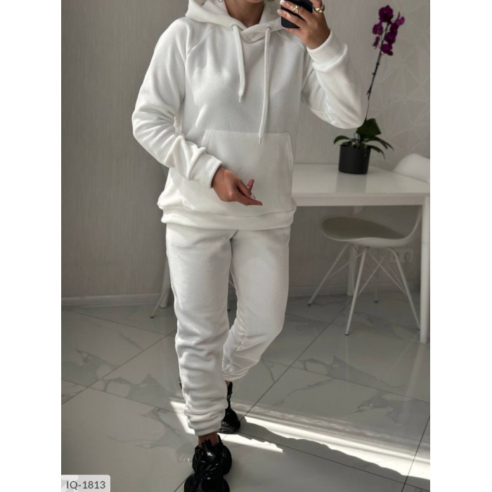 Жіночі костюми Odessa Moda IQ-1813 — стиль і впевненість