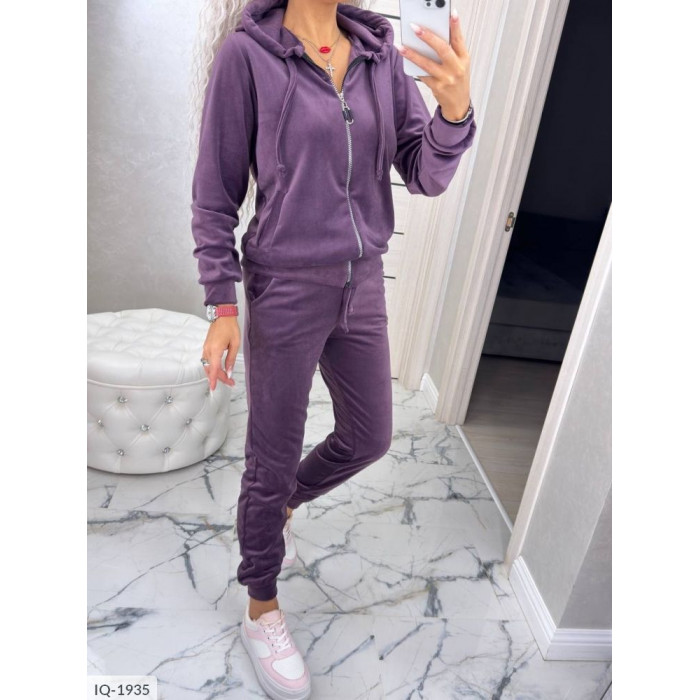 Жіночі прогулянкові костюми IQ-1935 — елегантність у кожному русі