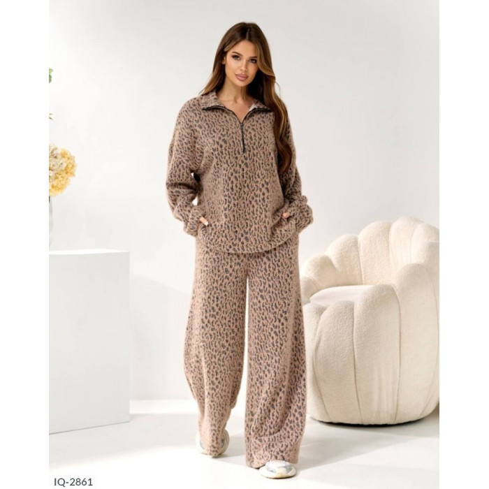 Модні жіночі костюми IQ-2861 — легкість і впевненість у кожному русі