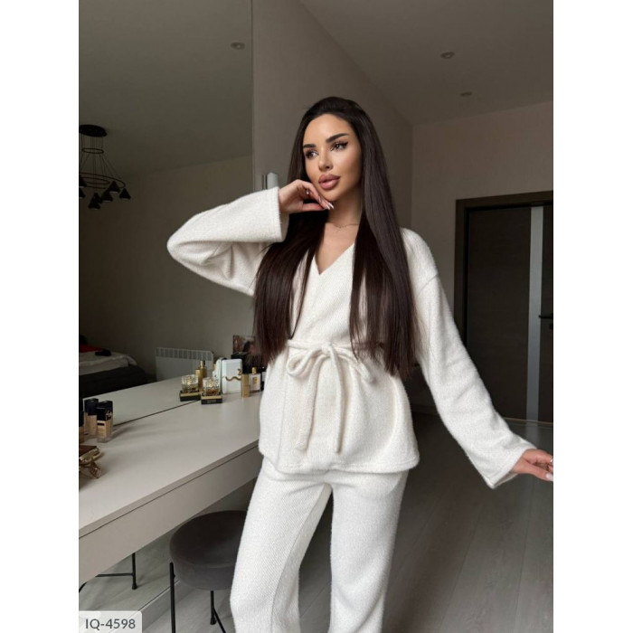 Жіночі костюми IQ-4598 — сучасний дизайн і бездоганна посадка