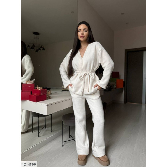 Жіночі костюми IQ-4599 — сучасний дизайн і бездоганна посадка