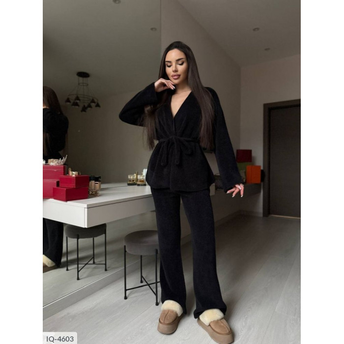 Жіночі костюми IQ-4603 — новинки сезону