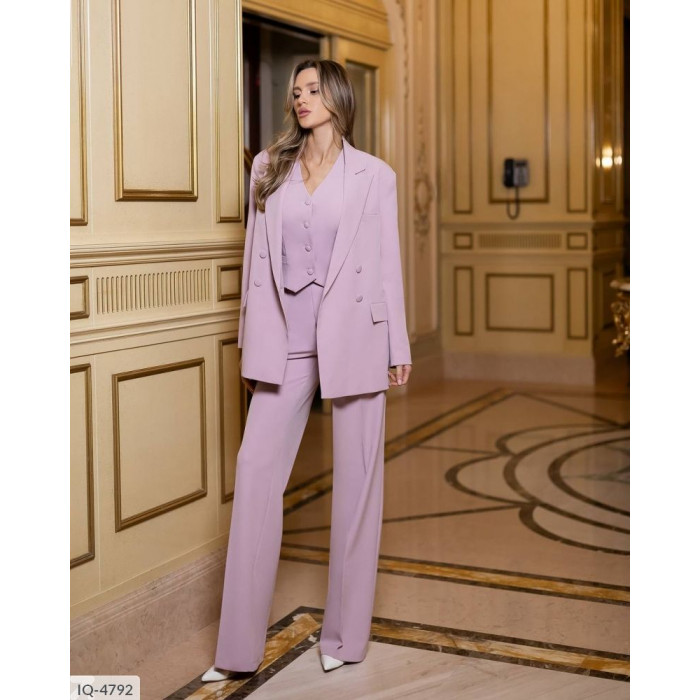 Жіночі костюми IQ-4792 — сучасний дизайн і бездоганна посадка