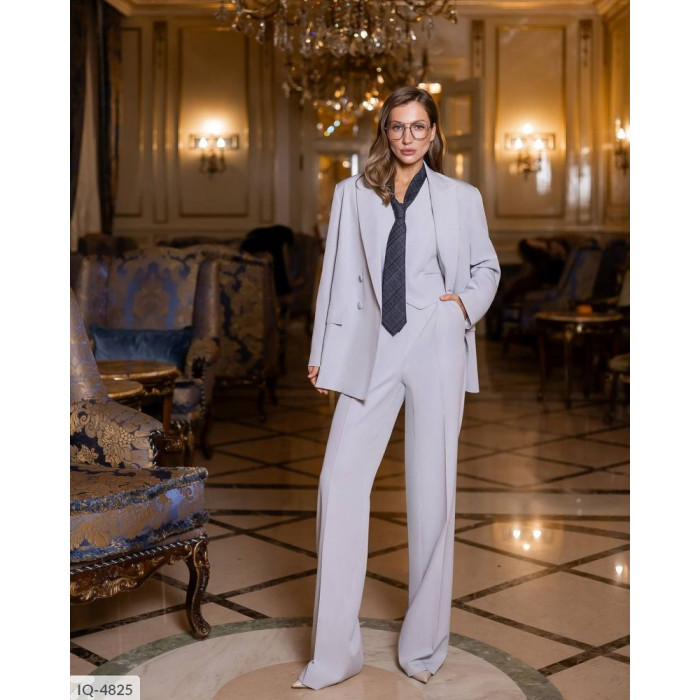 Жіночі костюми IQ-4825 — сучасний дизайн і бездоганна посадка