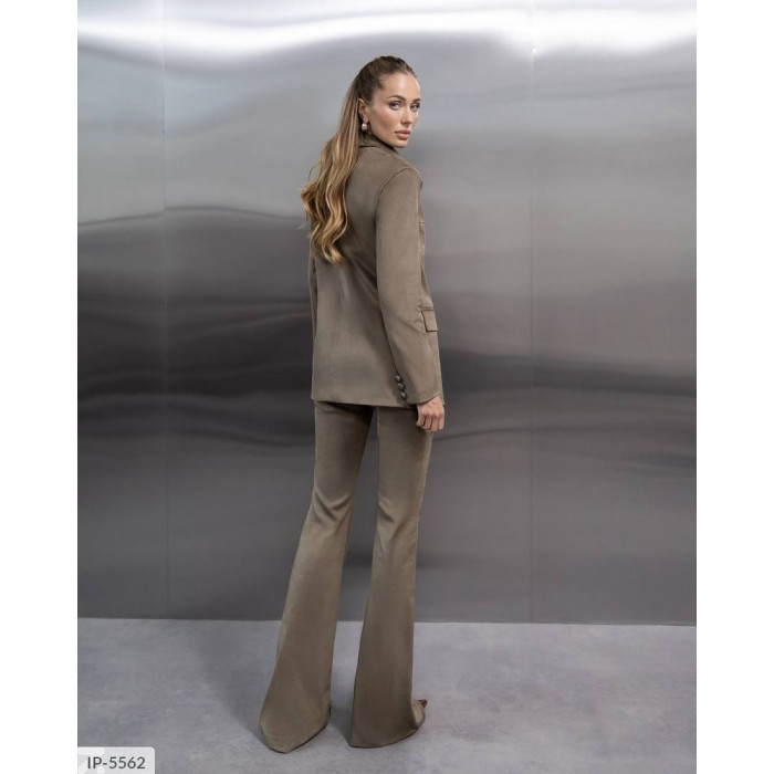 Жіночі костюми IP-5562 — сучасний дизайн і бездоганна посадка