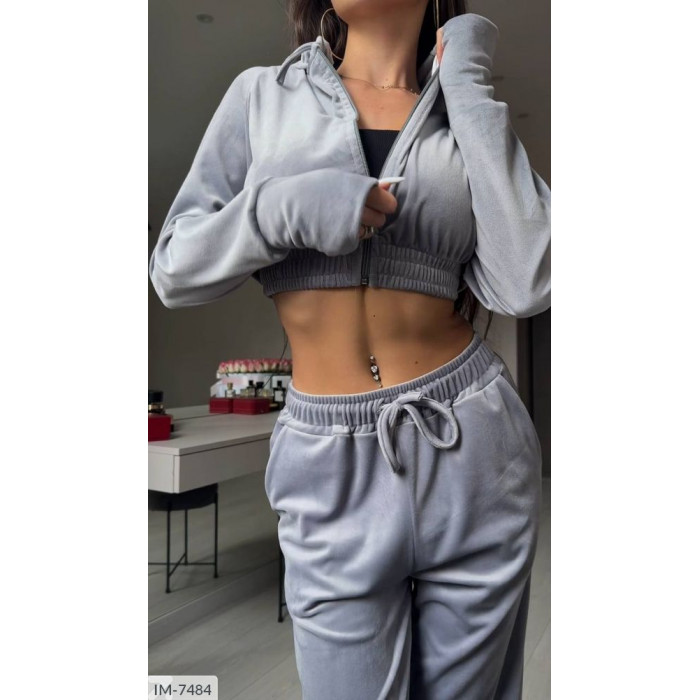 Стильні образи від Odessa Moda IM-7484 — костюми на кожен день